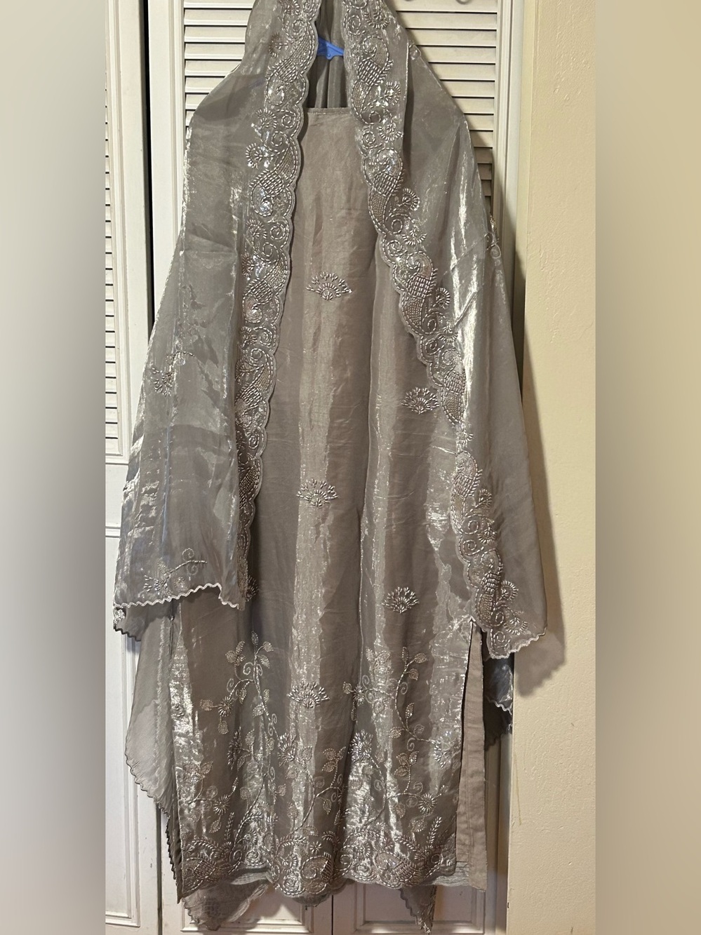 Embroidered Silver Gray Women 3pc RTW Suit. Elegant cut Dana Detail. Fits M/L - Picture 3 of 6